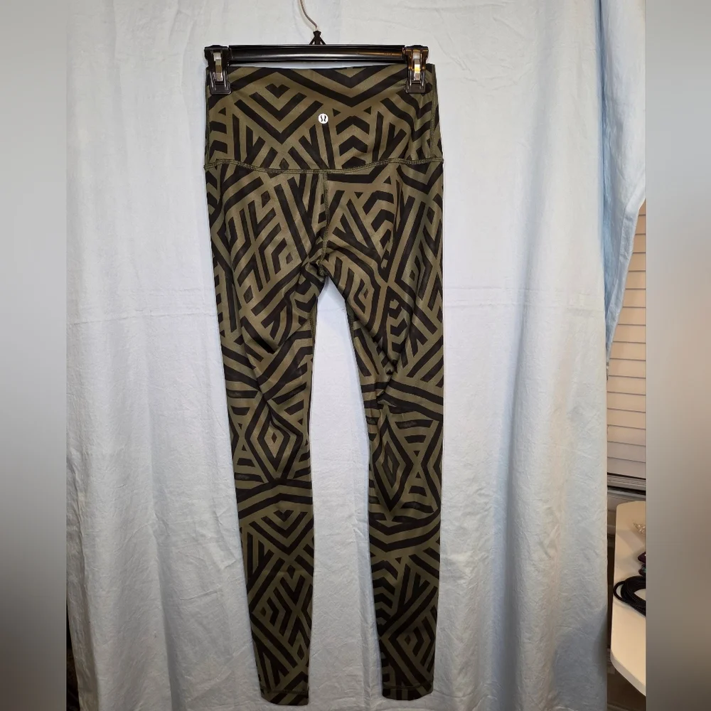 Lululemon Wunder Under Pant Luxtreme (Roll Down) in Chevron Green/Black